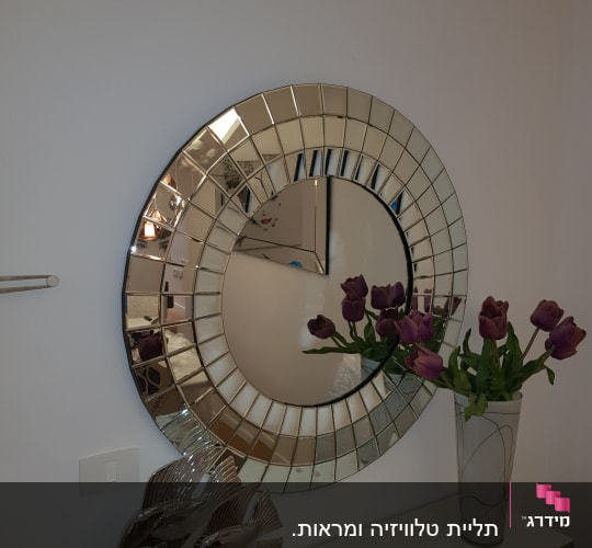 מראה עגולה עם מסגרת מראה על קיר לבן